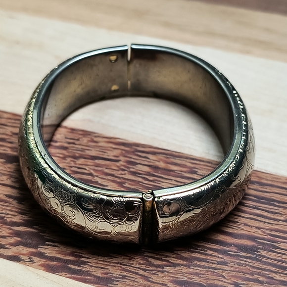 Inged Tab Insert Bracelet Engraved Desigh Floral Light Gold Tone Metal - Picture 2 of 12